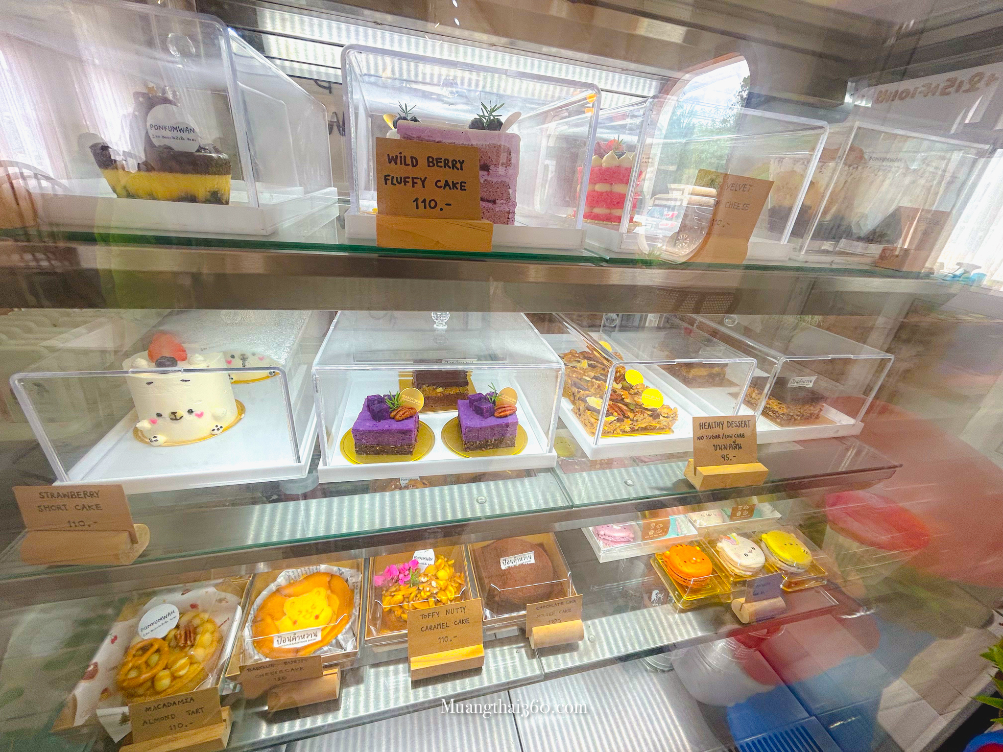 รูปภาพของ ป้อนคำหวาน โฮมเมดเบเกอรี่ ร้านขนมสไตล์มินิมอล สีครีมคัสตาร์ด 
