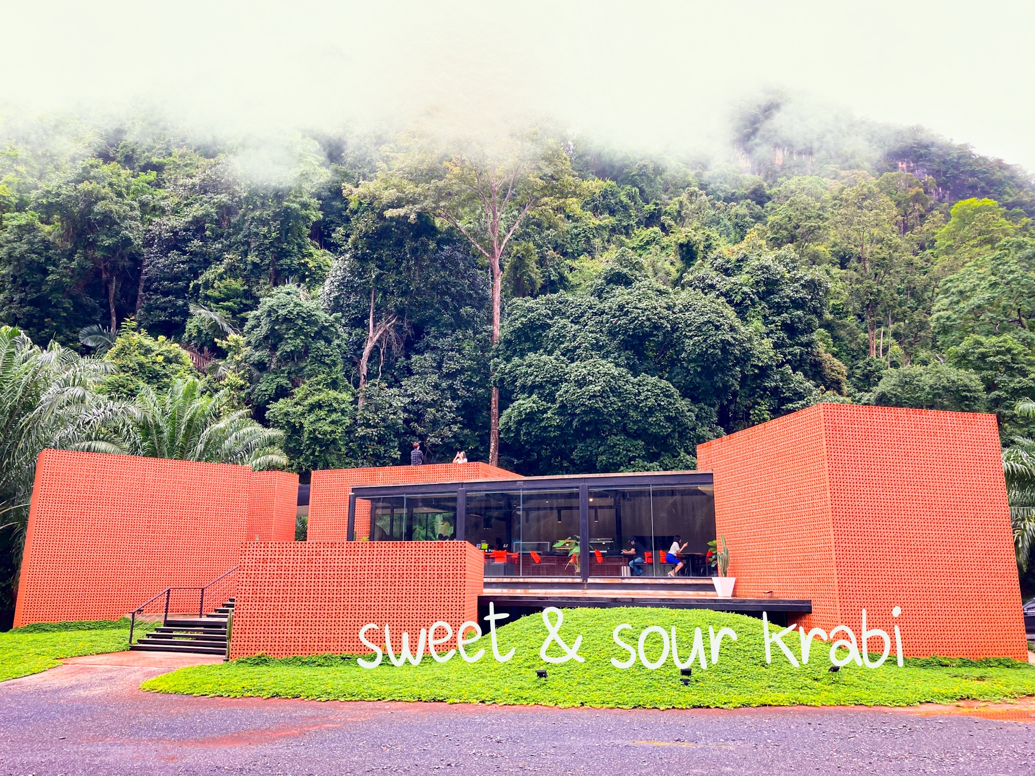 รูปภาพของ Sweet & Sour Krabi สวีท แอนด์ ซาว ค่าเฟ่อิฐสีส้มกลางหุบเขา