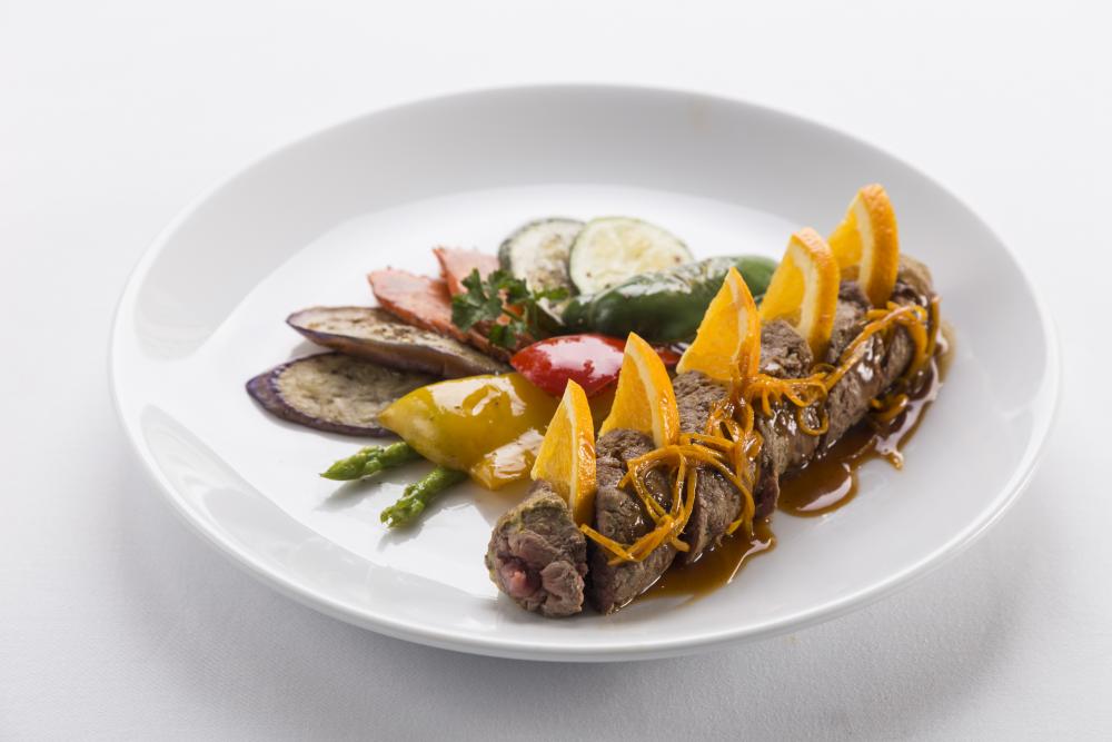 รูปภาพของ เนื้อม้วนยัดไส้ผักโขมราดด้วยซอสส้ม ที่ห้องอาหารเลอ มาแรงน์  โรงแรมเคป ราชา ศรีราชา